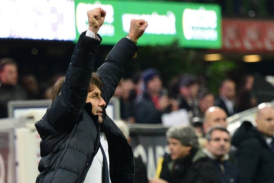Antonio Conte alza le braccia al cielo: la Juve ha appena battuto 2-0 il Milan, Afp